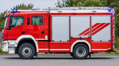 Hofbrand in Missingdorf greift auf Dachstuhl eines Wohnhauses über