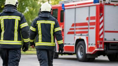 Hoftraktor kippt in der Oberen Klaus um, Fahrer eingeklemmt
