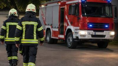 Kastenwagen prallt auf der A2 gegen Baustellenanhänger