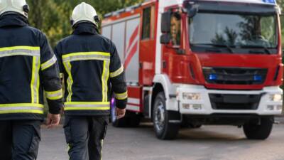 Kleinbus verliert nach Motorschaden Öl auf der A21