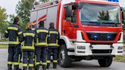 Lieferwagenbrand erfasst Garage in Großheinrichschlag