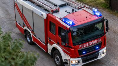 Lkw fährt auf der A9-Auffahrt Gratkorn Süd auf Pkw auf