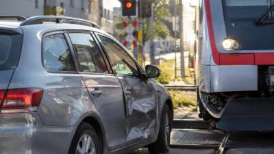 Lokführer leitet Notbremsung ein, Zug trifft Auto in Wels