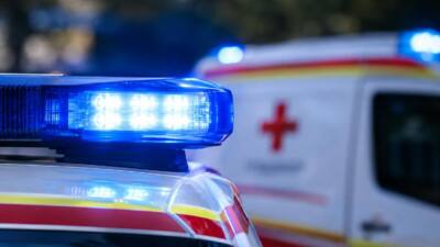 Blaues Blaulicht auf einem Einsatzfahrzeug vor einem unscharfen Rettungswagen