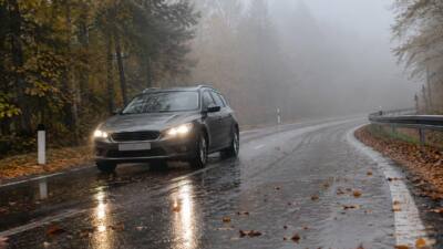 ÖAMTC warnt vor rutschigen Straßen und Nebel im Herbst