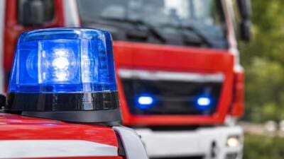 Pkw kommt auf der B38 bei Peilstein auf dem Dach zu liegen