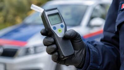 Pkw mit Anhänger kommt in Müselbach von der L 200 ab