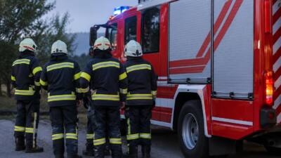 Pkw prallt in der Zwettlerstraße gegen Auto und Hausmauer