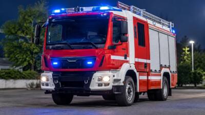 Pkw prallt in Fürth gegen Brückengeländer