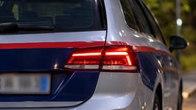 Pkw prallt in Niederndorf gegen Baum, Lenker schwer verletzt