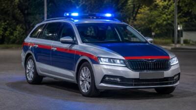 Pkw prallt in Steyr gegen Baum, zwei 17-Jährige schwer verletzt