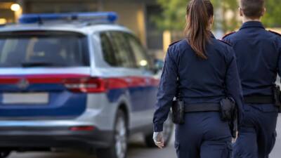 Pkw rollt in Natters durch Glasscheibe in Altenheim-Büro