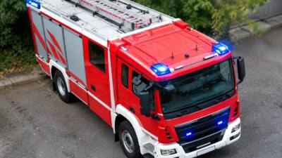 Pkw streift Strommast und kommt in Brandstatt zum Stehen