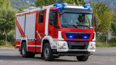 Plastikwelldach fängt bei Flämmarbeiten in Vomperbach Feuer
