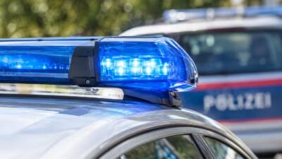 Polizeifahrzeug auf Einsatzfahrt ist in Innsbruck in Unfall verwickelt