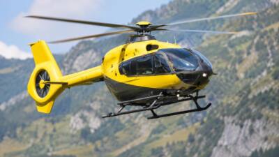 Polizeihubschrauber fliegt zwei Bergsteiger in Kals ins Tal