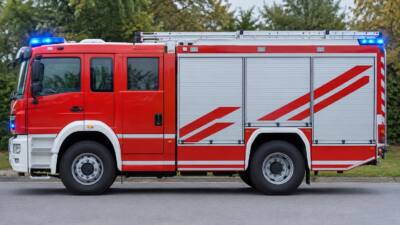 Rettungsdienst versorgt Verletzten nach Verkehrsunfall in Paudorf