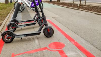 E-Scooter stehen auf einer markierten Fläche; Wien plant eine Neuvergabe des Sharing-Angebots.