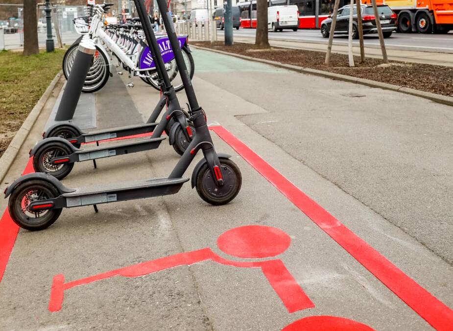 E-Scooter stehen auf einer markierten Fläche; Wien plant eine Neuvergabe des Sharing-Angebots.
