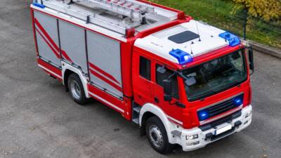 Traktor brennt auf Acker nahe Sallapulka