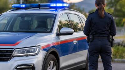 Traktor überholt Radfahrerin, die in Kundl zu Sturz kommt
