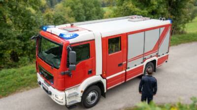 Traktor verliert Anhängerrad während der Fahrt