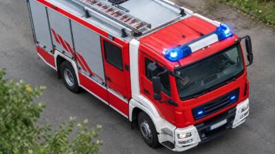 Traktorlenker aus Auffangbecken zum Rettungswagen gebracht