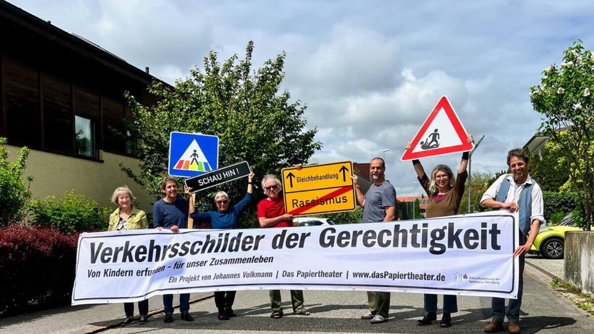 Stadtbibliothek Innsbruck zeigt „Verkehrsschilder der Gerechtigkeit“