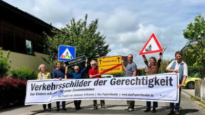 Stadtbibliothek Innsbruck zeigt „Verkehrsschilder der Gerechtigkeit“