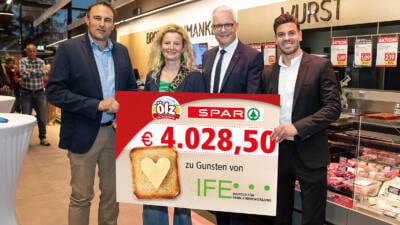 SPAR übergibt 4.028,50 Euro an IFE bei Eröffnung in Wölfnitz