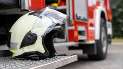 Wohnhäuser und Fahrzeuge brennen bei Großbrand in Obsteig