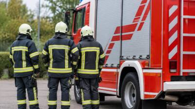 Zwei Fahrzeuge kollidieren an einer Kreuzung in Mayrwies