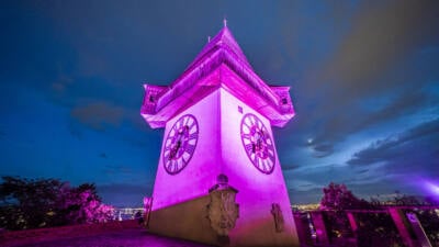Grazer Uhrturm leuchtet im Brustkrebsmonat pink