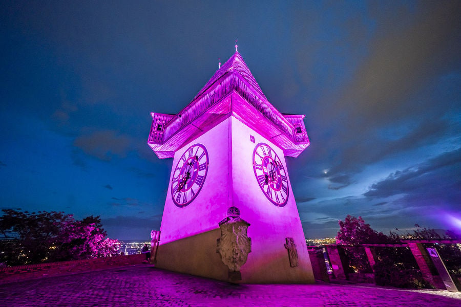 Grazer Uhrturm leuchtet im Brustkrebsmonat pink